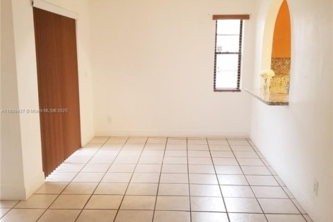 House in Hialeah, Florida 2 bedrooms, 86.58 sq.m. № 1938789 - photo 10