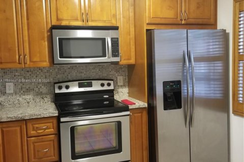 Casa en venta en Hialeah, Florida, 2 dormitorios, 86.58 m2 № 1938789 - foto 6