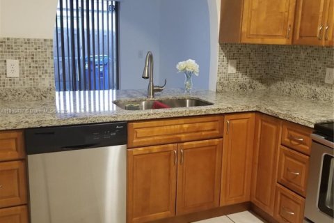 House in Hialeah, Florida 2 bedrooms, 86.58 sq.m. № 1938789 - photo 7