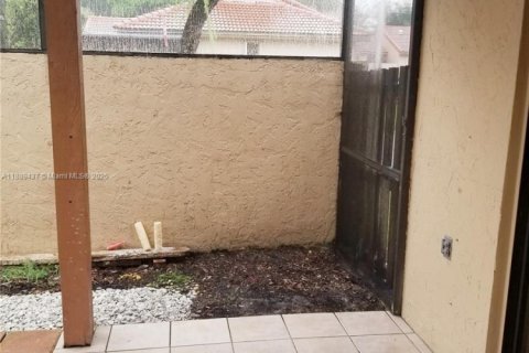 Casa en venta en Hialeah, Florida, 2 dormitorios, 86.58 m2 № 1938789 - foto 18