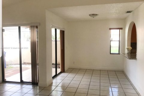 Casa en venta en Hialeah, Florida, 2 dormitorios, 86.58 m2 № 1938789 - foto 3