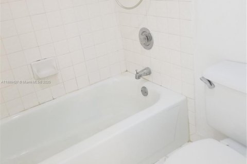 Casa en venta en Hialeah, Florida, 2 dormitorios, 86.58 m2 № 1938789 - foto 13