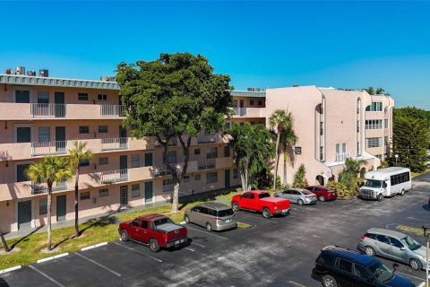 Copropriété à vendre à Lauderdale Lakes, Floride: 2 chambres, 102.38 m2 № 2154161 - photo 3