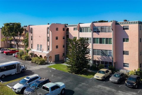 Copropriété à vendre à Lauderdale Lakes, Floride: 2 chambres, 102.38 m2 № 2154161 - photo 2