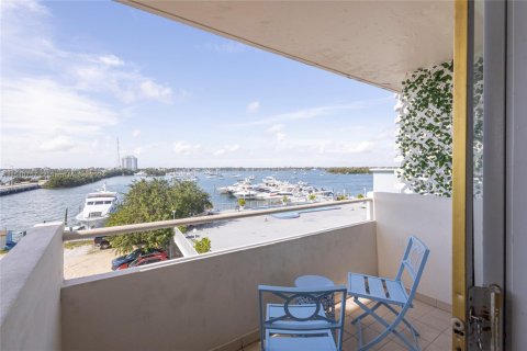 Condominio en alquiler en North Bay Village, Florida, 41.34 m2 № 1938093 - foto 1