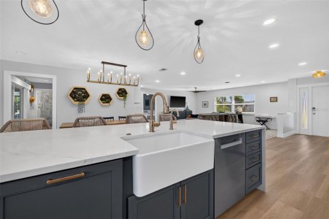 Casa en venta en Tampa, Florida, 4 dormitorios, 193.33 m2 № 2431153 - foto 13