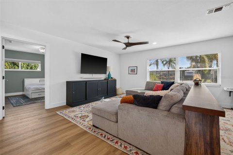 Casa en venta en Tampa, Florida, 4 dormitorios, 193.33 m2 № 2431153 - foto 19