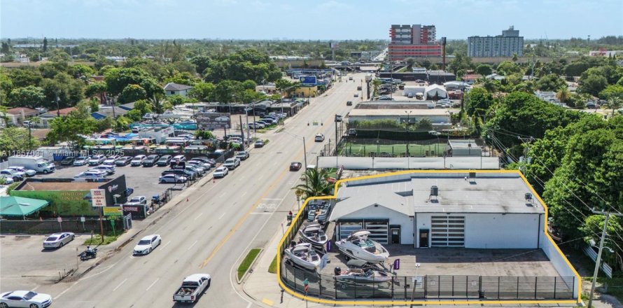 Commercial property in Miami, Florida № 1981826