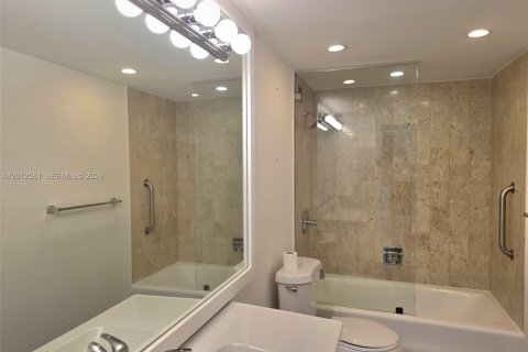 Copropriété à louer à Miami, Floride: 2 chambres, 181.16 m2 № 2076076 - photo 12