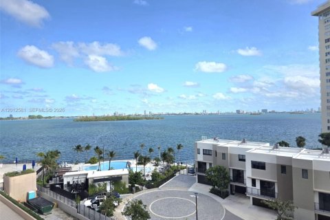 Copropriété à louer à Miami, Floride: 2 chambres, 181.16 m2 № 2076076 - photo 17