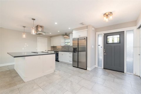House in Sarasota, Florida 3 bedrooms, 168.99 sq.m. № 1716884 - photo 4