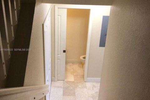 Condominio en alquiler en Miami, Florida, 3 dormitorios, 126.72 m2 № 1992773 - foto 27