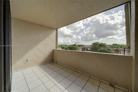Condo in Miami, Florida, 2 bedrooms № 1920169 - photo 16