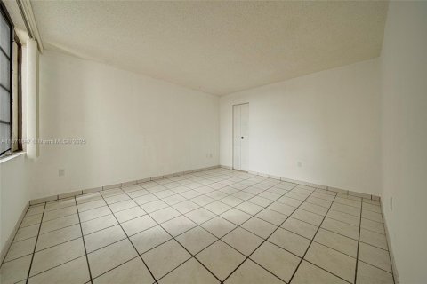 Condo in Miami, Florida, 2 bedrooms № 1920169 - photo 6