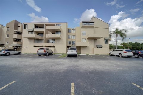 Condo in Miami, Florida, 2 bedrooms № 1920169 - photo 1