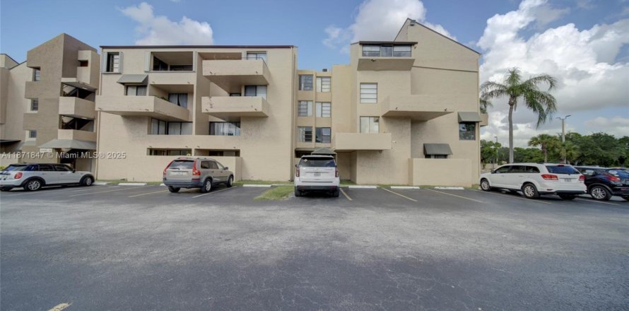 Condo in Miami, Florida, 2 bedrooms № 1920169