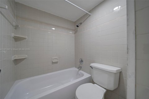 Condo in Miami, Florida, 2 bedrooms № 1920169 - photo 10