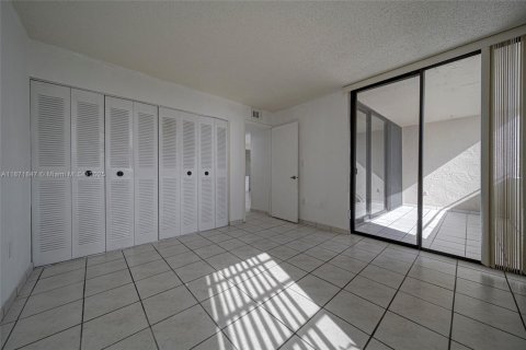 Condo in Miami, Florida, 2 bedrooms № 1920169 - photo 5