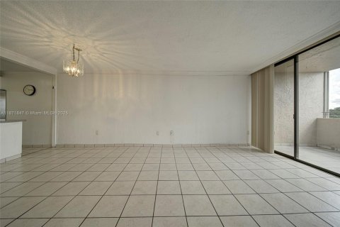 Condo in Miami, Florida, 2 bedrooms № 1920169 - photo 11