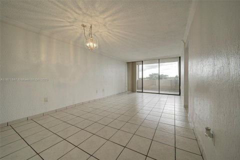 Condo in Miami, Florida, 2 bedrooms № 1920169 - photo 12