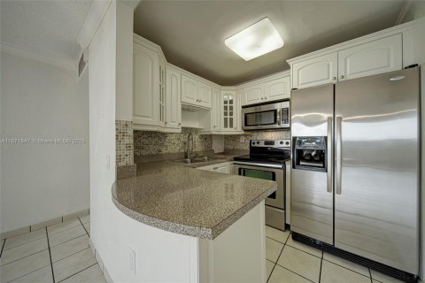 Condo in Miami, Florida, 2 bedrooms № 1920169 - photo 2