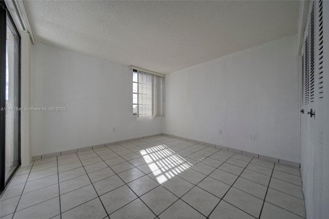 Condo in Miami, Florida, 2 bedrooms № 1920169 - photo 4