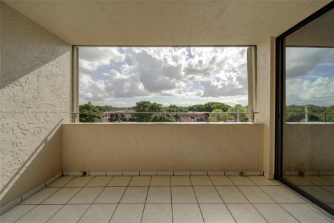 Condo in Miami, Florida, 2 bedrooms № 1920169 - photo 17