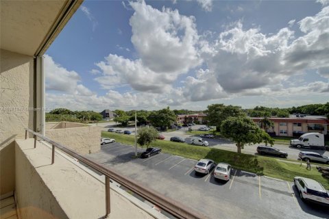 Condo in Miami, Florida, 2 bedrooms № 1920169 - photo 18