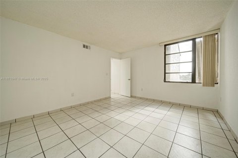 Condo in Miami, Florida, 2 bedrooms № 1920169 - photo 7