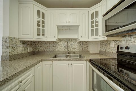 Condo in Miami, Florida, 2 bedrooms № 1920169 - photo 3