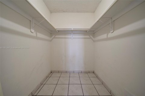 Condo in Miami, Florida, 2 bedrooms № 1920169 - photo 8