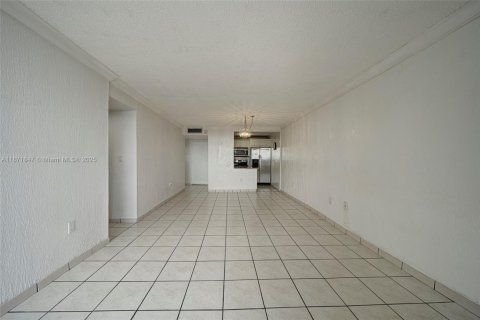 Condo in Miami, Florida, 2 bedrooms № 1920169 - photo 15