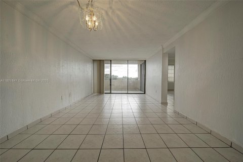 Condo in Miami, Florida, 2 bedrooms № 1920169 - photo 13