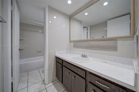 Condo in Miami, Florida, 2 bedrooms № 1920169 - photo 9