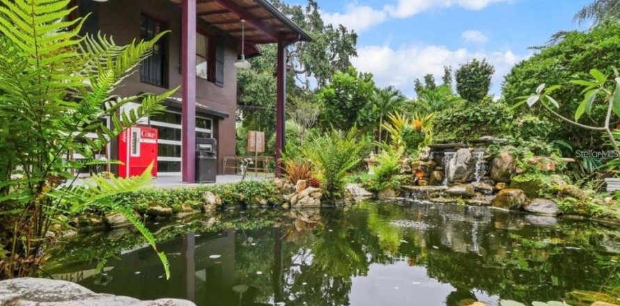 Commercial property in Orlando, Florida 88.63 sq.m. № 2122356