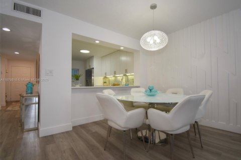Condo in Tamarac, Florida, 2 bedrooms  № 1925566 - photo 15