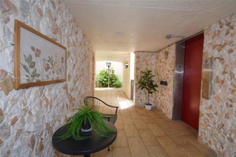 Condo in Tamarac, Florida, 2 bedrooms  № 1925566 - photo 3