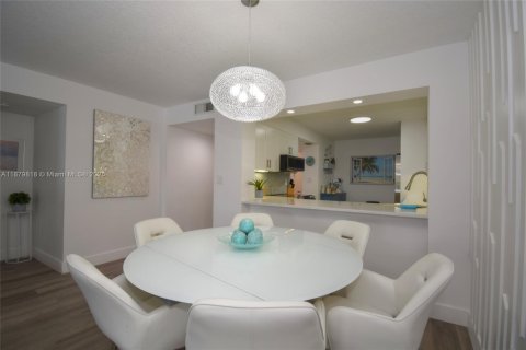 Condo in Tamarac, Florida, 2 bedrooms  № 1925566 - photo 16