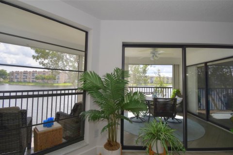 Condo in Tamarac, Florida, 2 bedrooms  № 1925566 - photo 24