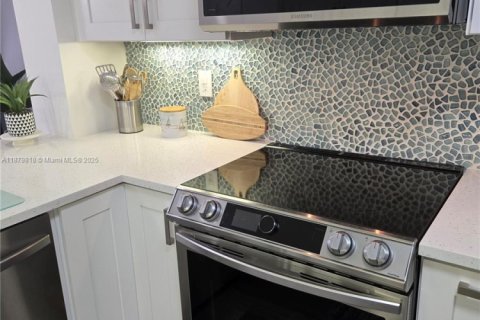 Condo in Tamarac, Florida, 2 bedrooms  № 1925566 - photo 12