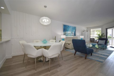 Condo in Tamarac, Florida, 2 bedrooms  № 1925566 - photo 17