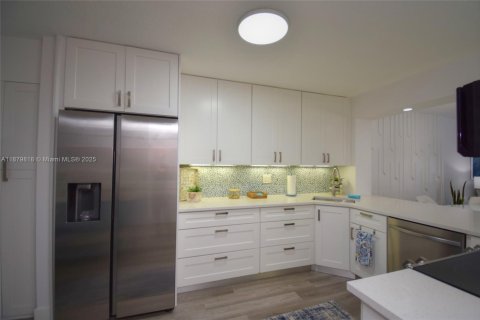 Condo in Tamarac, Florida, 2 bedrooms  № 1925566 - photo 10