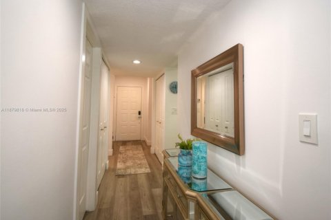 Condo in Tamarac, Florida, 2 bedrooms  № 1925566 - photo 4