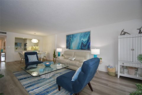 Condo in Tamarac, Florida, 2 bedrooms  № 1925566 - photo 21