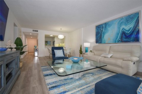Condo in Tamarac, Florida, 2 bedrooms  № 1925566 - photo 22