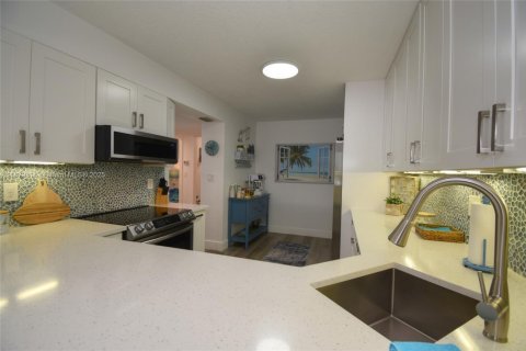 Condo in Tamarac, Florida, 2 bedrooms  № 1925566 - photo 8