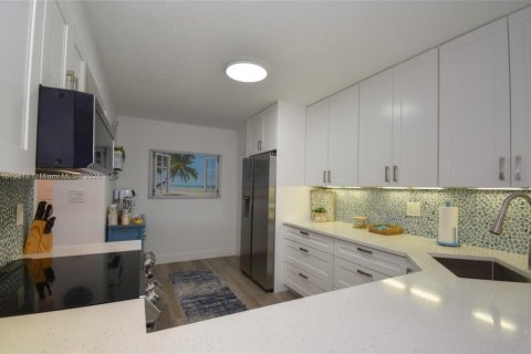 Condo in Tamarac, Florida, 2 bedrooms  № 1925566 - photo 9