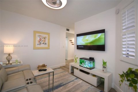 Condo in Tamarac, Florida, 2 bedrooms  № 1925566 - photo 6