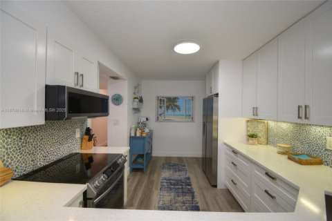 Condo in Tamarac, Florida, 2 bedrooms  № 1925566 - photo 7