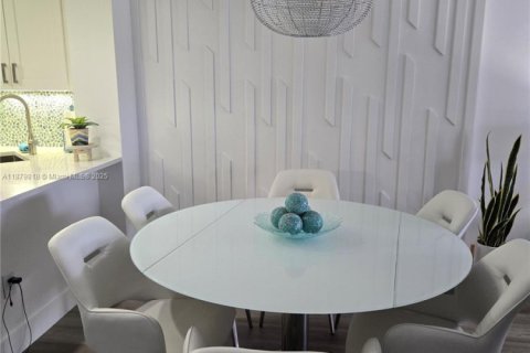 Condo in Tamarac, Florida, 2 bedrooms  № 1925566 - photo 18